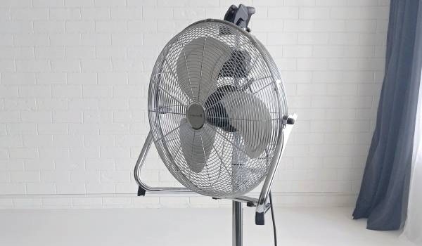 Uchycení větráku na stativ